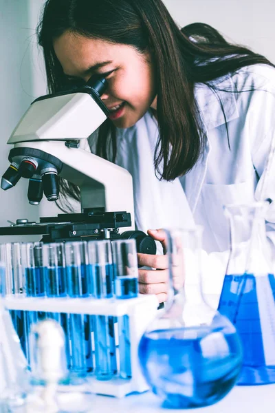 Biokémiai laboratóriumokban dolgozó tudós. — Stock Fotó