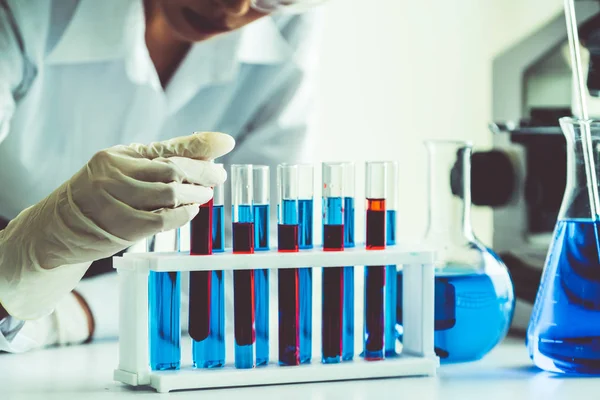 Cientista que trabalha em laboratório de bioquímica . — Fotografia de Stock