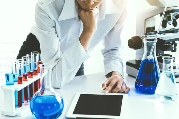 Científico trabajando en laboratorio de bioquímica . —  Fotos de Stock