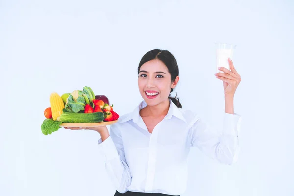 Výživová žena, která prezentuje zdravé dietní potraviny. — Stock fotografie