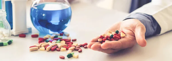 Pastillas de medicamentos y tabletas en el laboratorio de investigación . — Foto de Stock