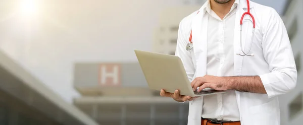 Doctor usando computadora portátil en el hospital. — Foto de Stock