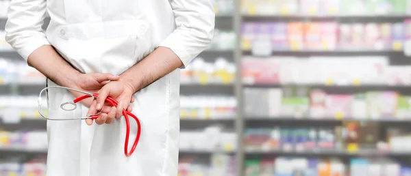 Farmacéutico masculino que trabaja en la farmacia. — Foto de Stock