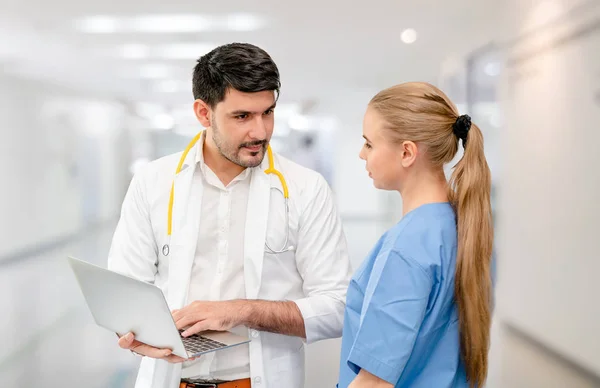 Medici in ospedale che lavorano con un altro medico . — Foto Stock