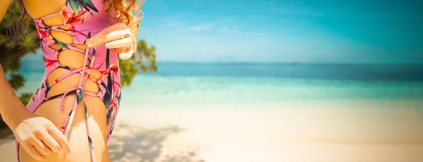 Felice giovane donna in spiaggia in vacanza estiva . — Foto Stock