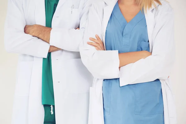 Retrato de médicos confiados con los brazos cruzados . — Foto de Stock