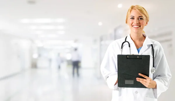 Mulher médica que trabalha no consultório do hospital. — Fotografia de Stock