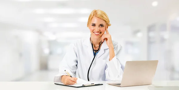 Doctor usando computadora portátil en el hospital. — Foto de Stock