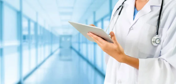Hastanede tablet bilgisayar kullanan bir doktor.. — Stok fotoğraf