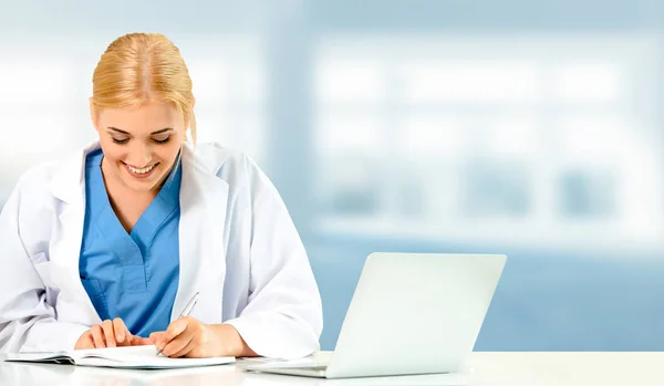 Doctor usando computadora portátil en el hospital. — Foto de Stock