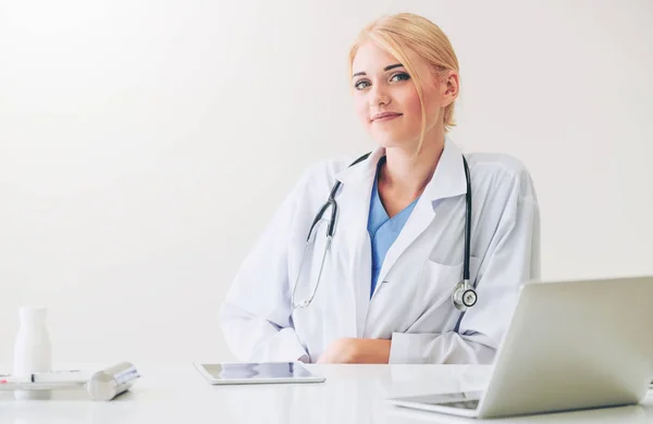 Médico en el hospital trabajando en informe médico . — Foto de Stock