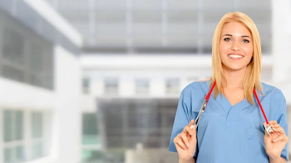 Mulher médica que trabalha no consultório do hospital. — Fotografia de Stock