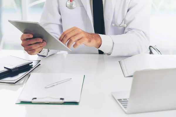 Médico trabajando en tableta en el hospital . — Foto de Stock