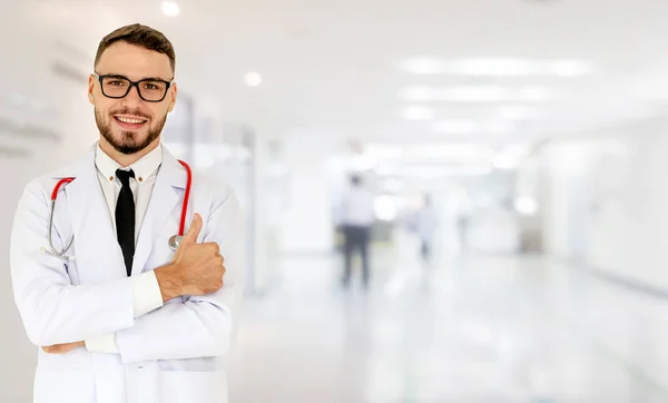 Jovem médico do sexo masculino que trabalha no hospital. — Fotografia de Stock