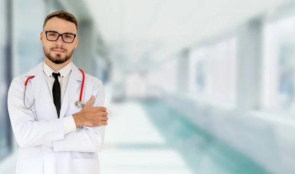 Jovem médico do sexo masculino que trabalha no hospital. — Fotografia de Stock