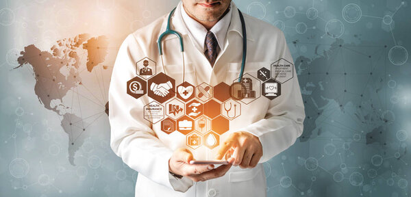 Врач с медицинской страховкой
.