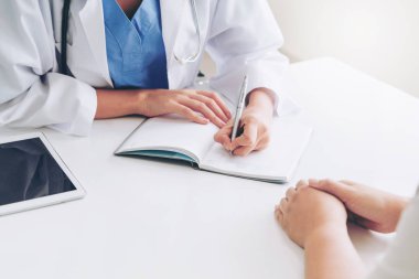 Kadın Doktor ve Kadın Hasta Hastane Ofisinde