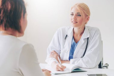 Kadın Doktor ve Kadın Hasta Hastane Ofisinde