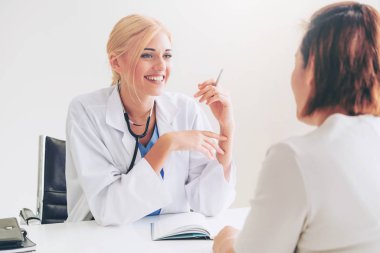 Kadın Doktor ve Kadın Hasta Hastane Ofisinde