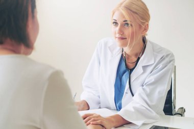 Kadın Doktor ve Kadın Hasta Hastane Ofisinde