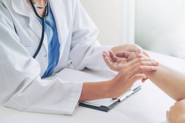 Kadın Doktor ve Kadın Hasta Hastane Ofisinde