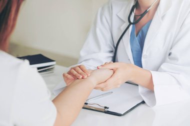 Kadın Doktor ve Kadın Hasta Hastane Ofisinde