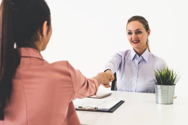 Görüşme için iki genç iş kadını buluşacak..