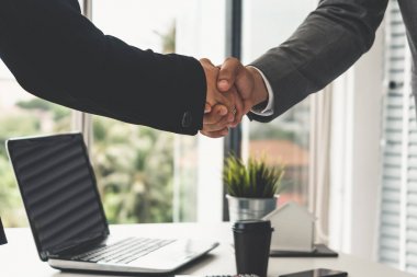 İş adamı tokalaşması ofiste iş kadını.