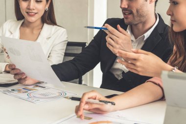 İşadamı ve işkadını ofiste çalışıyor..