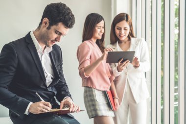 İşadamı iş yerinde kitap okuyor. .