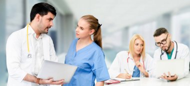 Doktor diğer doktorlar ile hastanede çalışıyor.