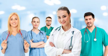 Doktor diğer doktorlar ile hastanede çalışıyor.