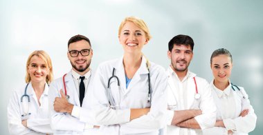 Doktor diğer doktorlar ile hastanede çalışıyor.