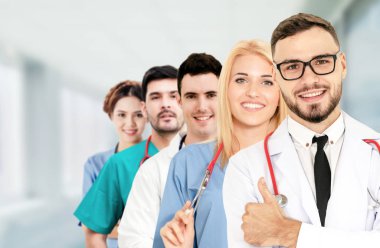 Doktor diğer doktorlar ile hastanede çalışıyor.