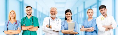 Doktor diğer doktorlar ile hastanede çalışıyor.