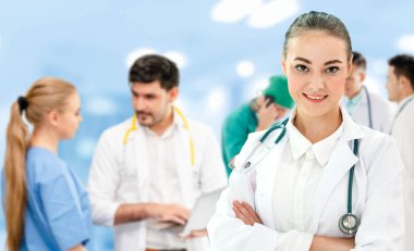 Doktor diğer doktorlar ile hastanede çalışıyor.