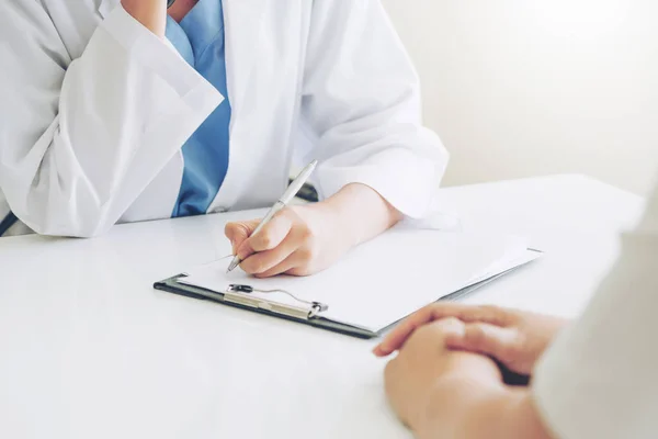 Femme médecin et patiente au bureau de l'hôpital — Photo