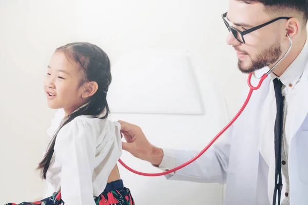 Doctor examining little happy kid in hospital. — Stock Photo, Image