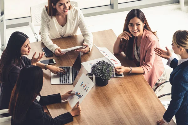 Bizneswoman in Meeting, Laptop Komputer na stole — Zdjęcie stockowe