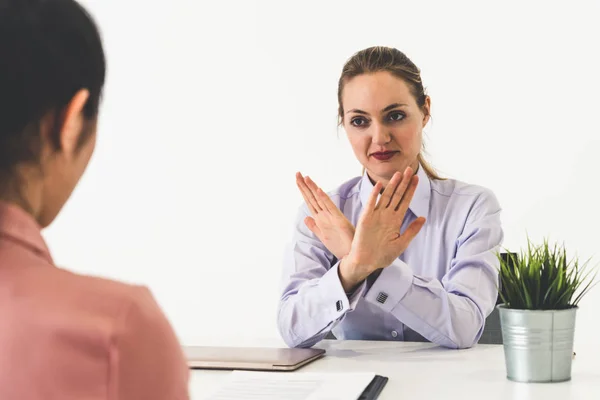 Twee jonge zakenvrouwen ontmoeten elkaar voor interview. — Stockfoto