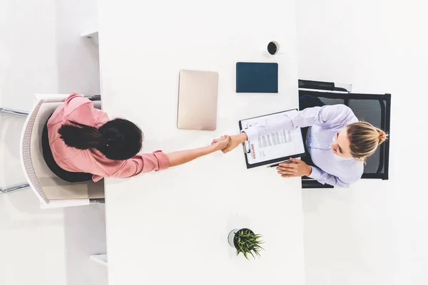 Twee jonge zakenvrouwen ontmoeten elkaar voor interview. — Stockfoto