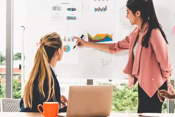 Grupo de trabajo multicultural en la reunión de trabajo en equipo. —  Fotos de Stock