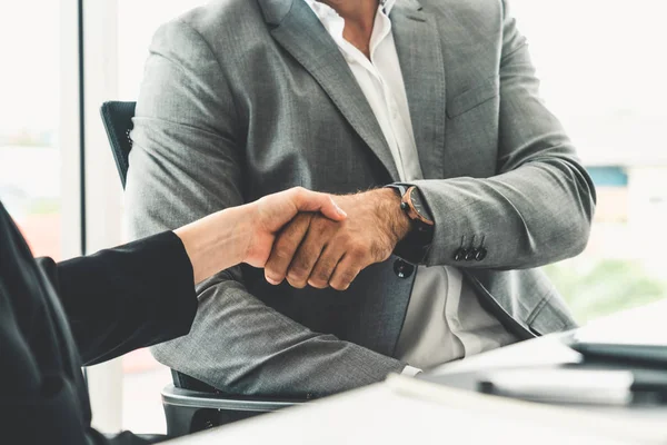 Empresário handshake empresária no escritório. — Fotografia de Stock