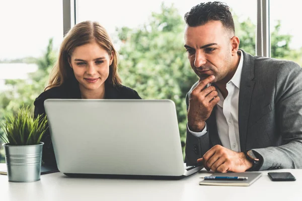 Homme d'affaires et femme d'affaires travaillant dans le bureau. — Photo