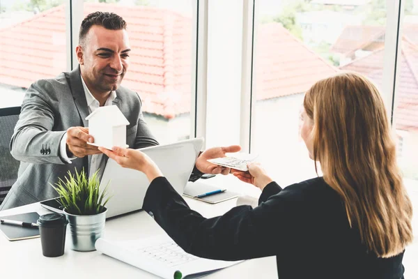 Immobili, casa e concetto di acquisto di proprietà. — Foto Stock