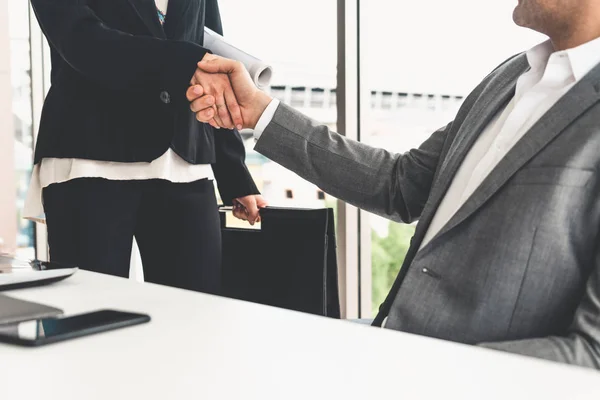 Geschäftsfrau per Handschlag im Amt. — Stockfoto