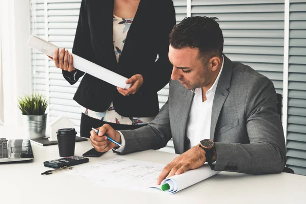 Chefin und Unternehmerin im Amt. — Stockfoto