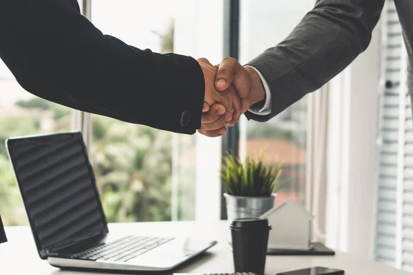 Empresário handshake empresária no escritório. — Fotografia de Stock