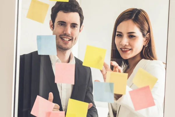 Mujer de negocios asiática creativa en taller de reunión. —  Fotos de Stock