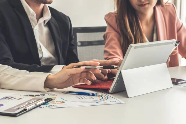 Businessman and businesswomen working in office. — Stock Photo, Image